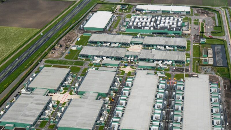 Luchtfoto van het datacenter-complex van Microsoft in Middenmeer.