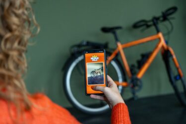 vrouw maakt foto van fiets met ai-tool