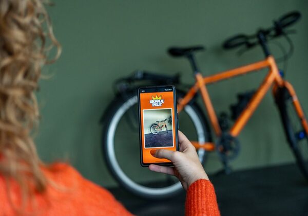 vrouw maakt foto van fiets met ai-tool