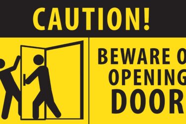 Beware of Opening Door, open deur
