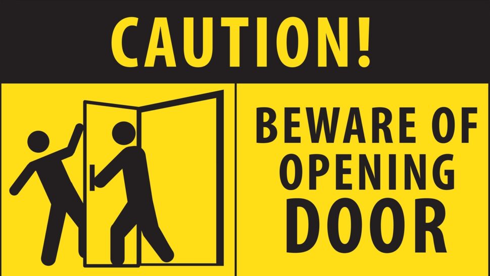 Beware of Opening Door, open deur