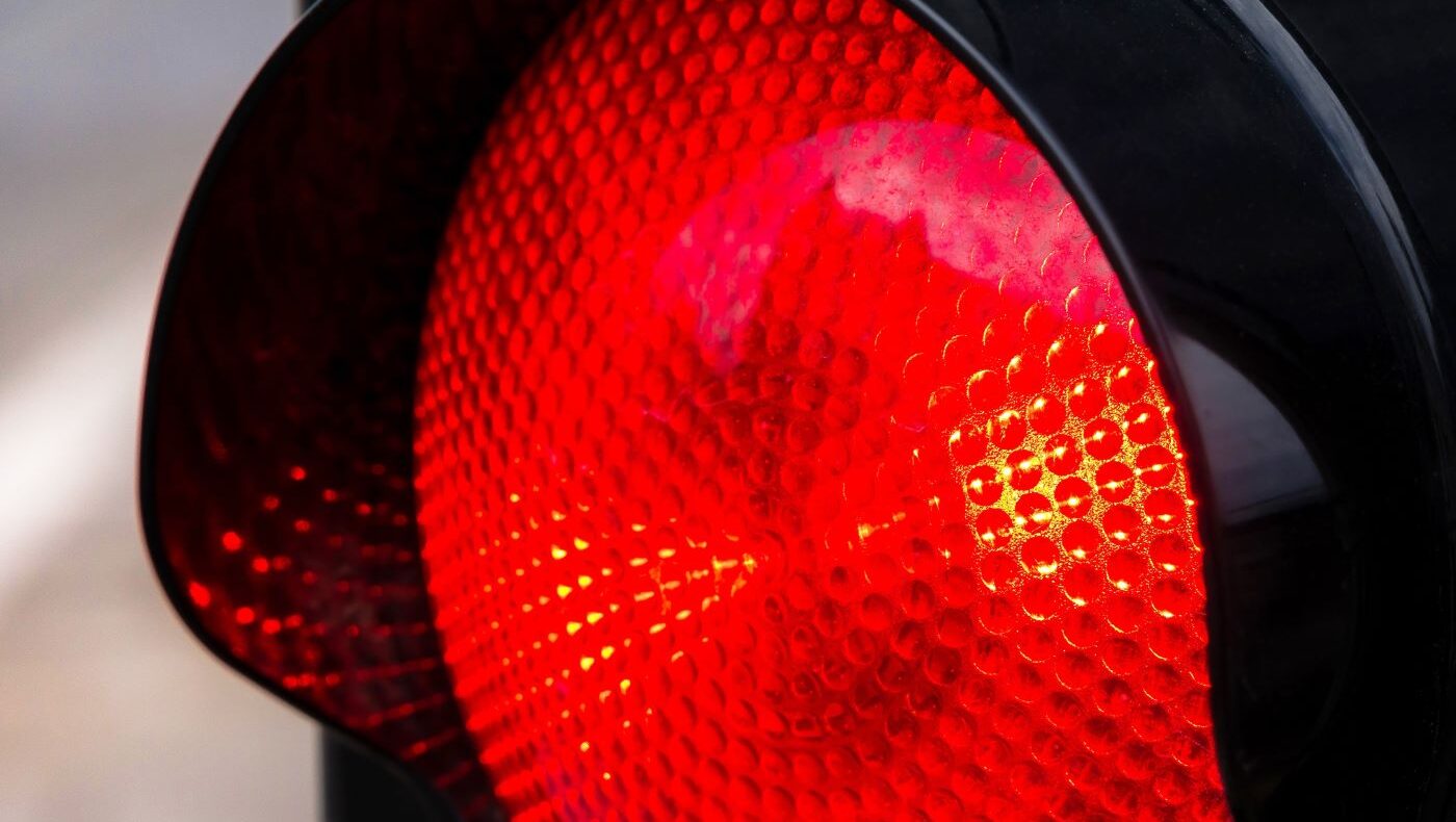 Image for the article: Kort: Nieuw spoorsein op ‘rood’ kost ProRail miljoenen, cybersecteams versnellen ai-inzet (en meer)