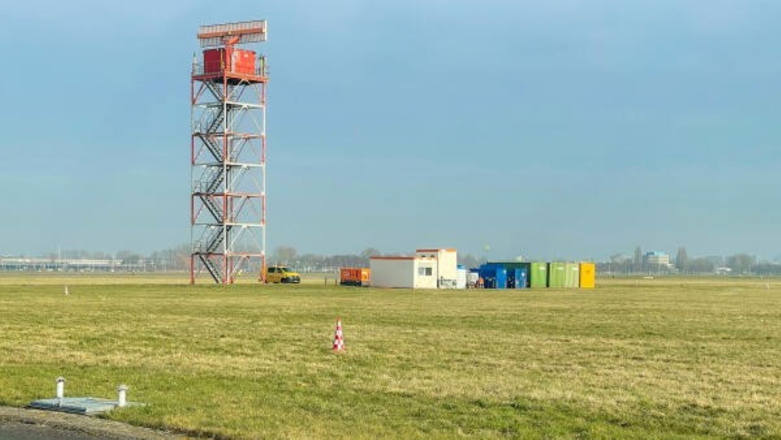 Kort: LVNL bouwt nieuwe radartoren op Schiphol, AMS-IX in zee met Uniserver (en meer)