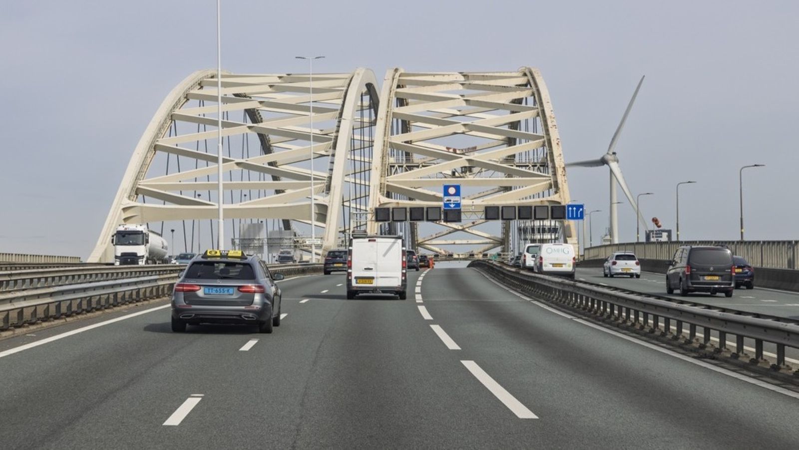 Image for the article: AcICT waarschuwt voor it‑risico’s bij vernieuwing Van Brienenoordbrug