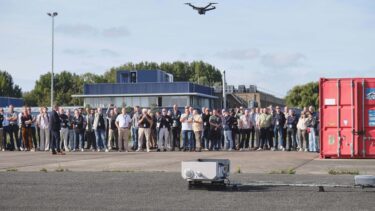 Drone vliegt boven publiek