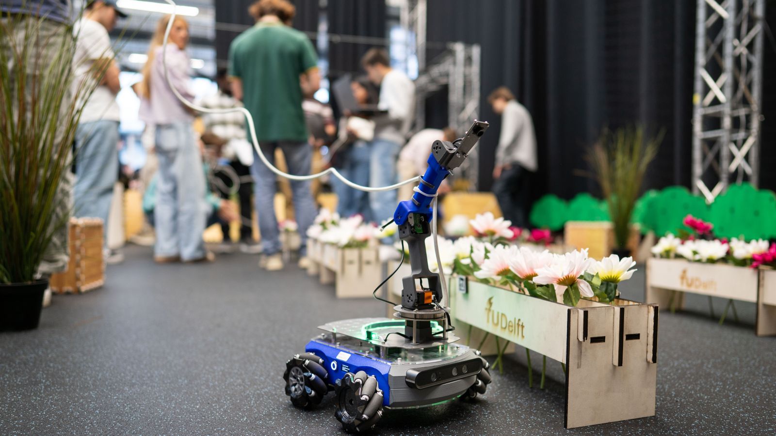 Image for the article: Kort: TU Delft leert scholen robotica, cyberveilige energiehubs Zuid-Holland (en meer)